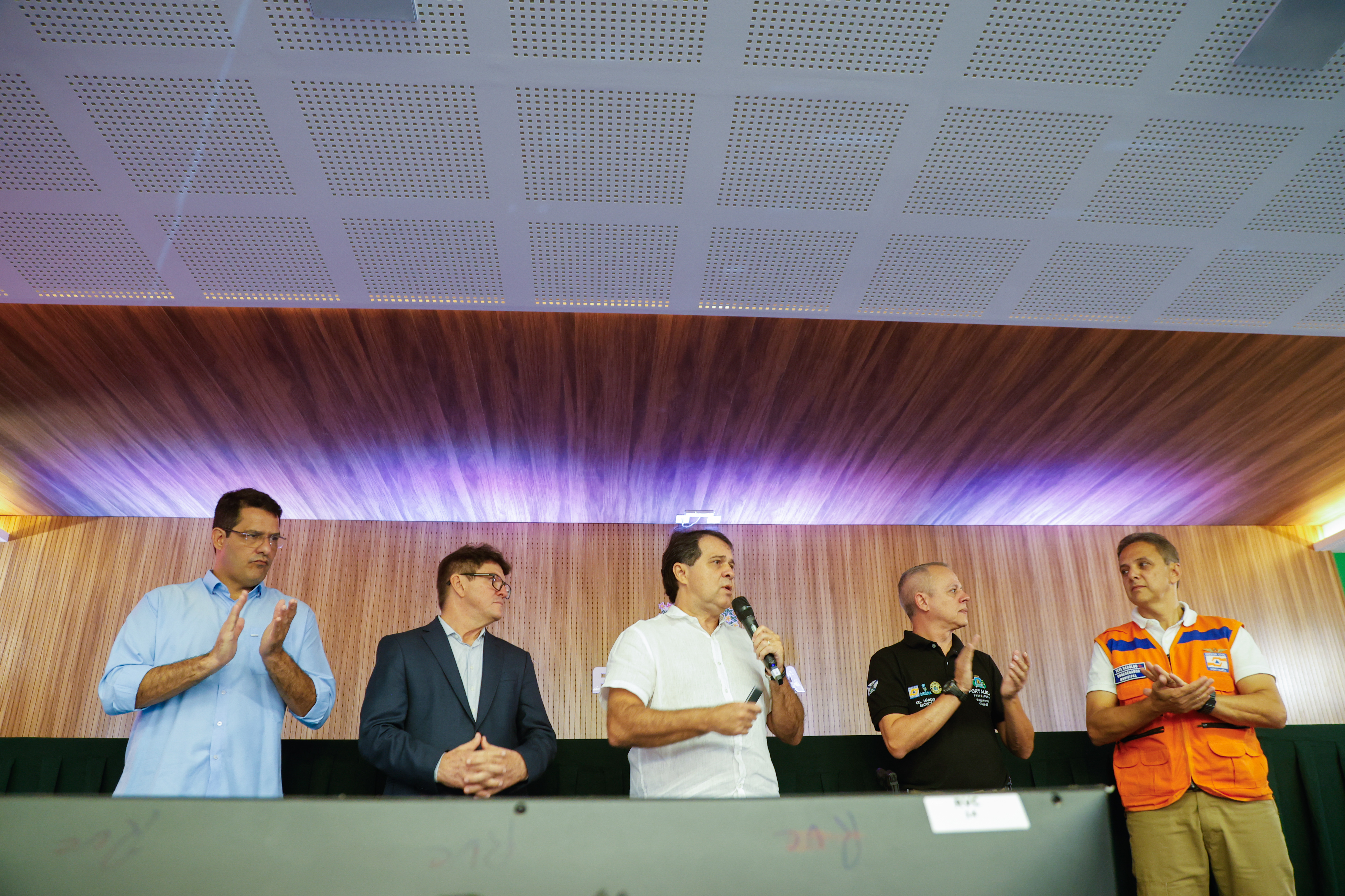 prefeito falando no auditório do paço durante a coletiva
